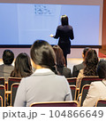 講演会を聞く人々の後ろ姿 104866649