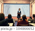 講演会を聞く人々の後ろ姿 104866652