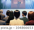 講演会を聞く人々の後ろ姿 104866653