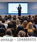 講演会を聞く人々の後ろ姿 104866655