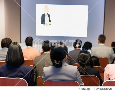 講演会を聞く人々の後ろ姿 104866656