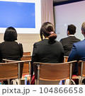 講演会を聞く人々の後ろ姿 104866658