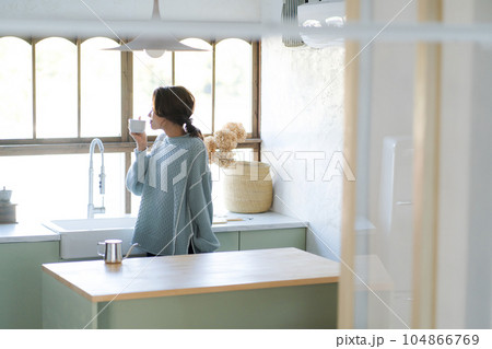 キッチンでコーヒーを飲む女性 キッチンでコーヒーを飲む女性 104866769