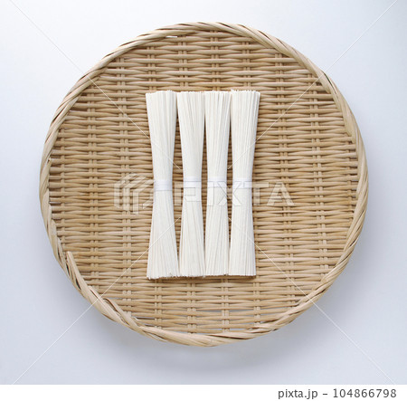 そうめん茹でる前　乾麺の束　ざるもり　真俯瞰 104866798