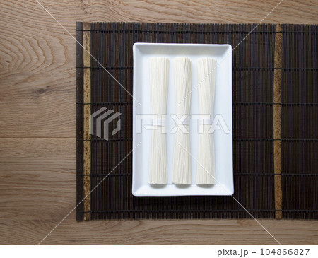 そうめん茹でる前　乾麺の束　真俯瞰 104866827