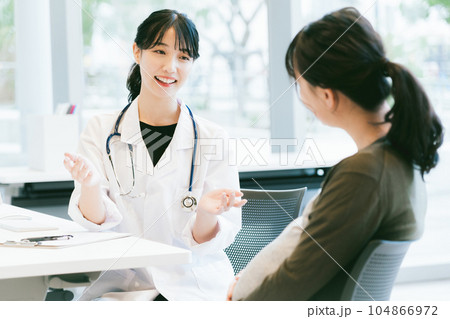 診察をする産婦人科の女性医師 104866972
