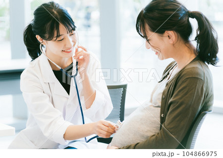 診察をする産婦人科の女性医師 104866975