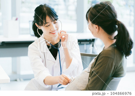 診察をする産婦人科の女性医師 診察をする産婦人科の女性医師 104866976