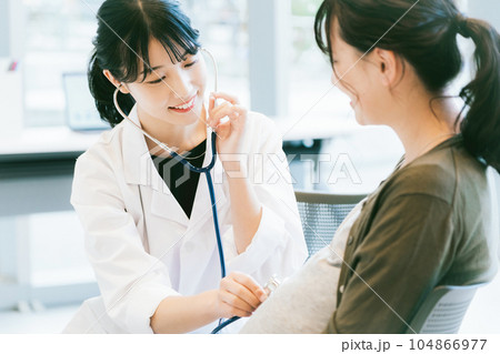 診察をする産婦人科の女性医師 104866977