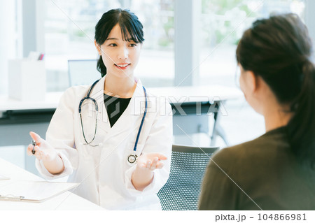 診察をする女性医師 診察をする女性医師 104866981