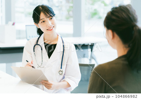 診察をする女性医師 104866982