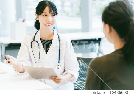 診察をする女性医師 診察をする女性医師 104866983