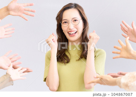 称賛を受けて笑顔を見せる若い女性 称賛を受けて笑顔を見せる若い女性 104867007