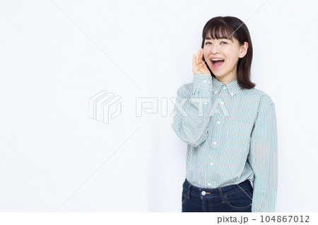 白い背景の前で笑顔で叫ぶ30代の女性 104867012