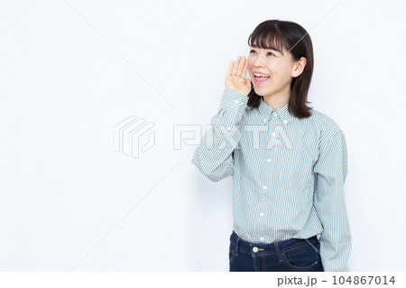 白い背景の前で笑顔で叫ぶ30代の女性 白い背景の前で笑顔で叫ぶ30代の女性 104867014