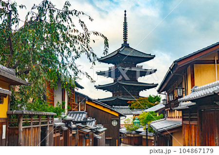 八坂の塔は京都東山の歴史的シンボルタワー 104867179