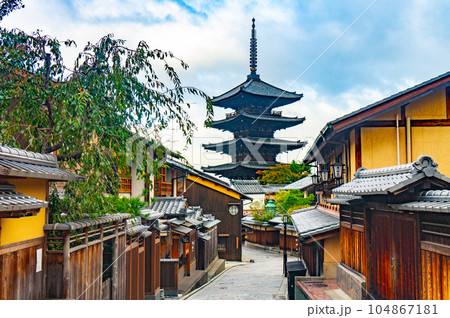 八坂の塔は京都東山の歴史的シンボルタワー 104867181