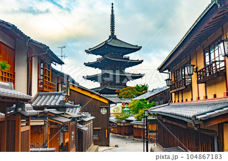 八坂の塔は京都東山の歴史的シンボルタワー 104867183