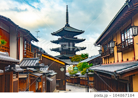 八坂の塔は京都東山の歴史的シンボルタワー 104867184