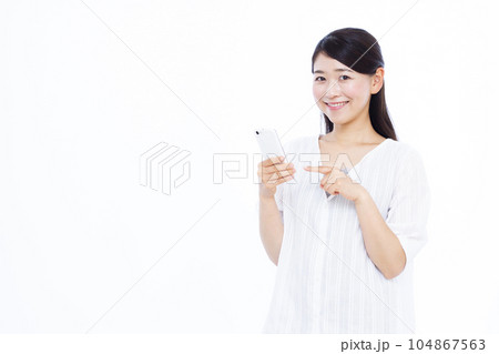 白い背景の前でスマホを操作している 104867563