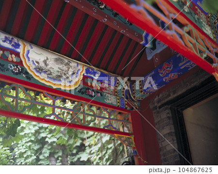 北京の古い飯店(旅館)中庭 廊下の伝統的装飾 北京の古い飯店(旅館)中庭 廊下の伝統的装飾 104867625