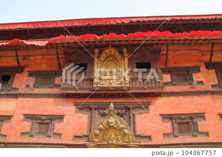 南アジアのネパール世界文化遺産カトマンドゥ盆地　古都パタンのダルバール広場のパタン博物館入口 104867757