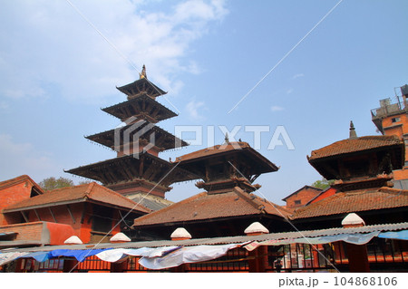 南アジアのネパール世界文化遺産カトマンドゥ盆地　郊外の古都パタンのクンベシュワール寺院の五重塔 104868106