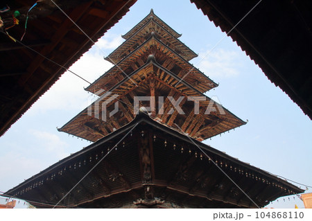 南アジアのネパール世界文化遺産カトマンドゥ盆地 郊外の古都パタンのクンベシュワール寺院の五重塔 南アジアのネパール世界文化遺産カトマンドゥ盆地 郊外の古都パタンのクンベシュワール寺院の五重塔 104868110