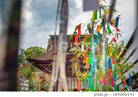 北野天満宮の夏、コロナ鎮静を祈る七夕の短冊飾りが彩る参道と三光門 104868143