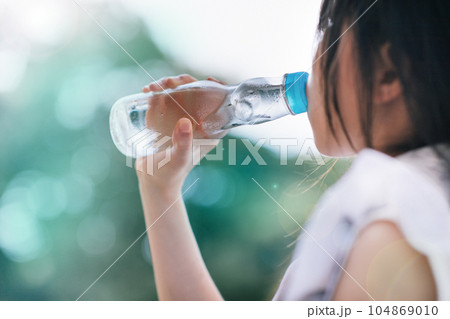 ラムネを飲む少女 104869010