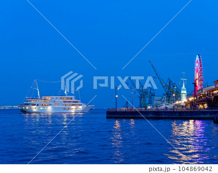 夕暮れの神戸港 モザイク大観覧車と観光船コンチェルト 104869042