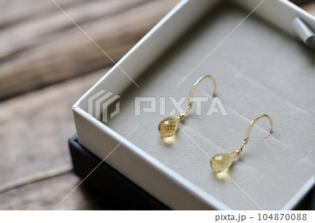 シトリンのゴールドフックピアス 天然石ジュエリー シトリンのゴールドフックピアス 天然石ジュエリー 104870088