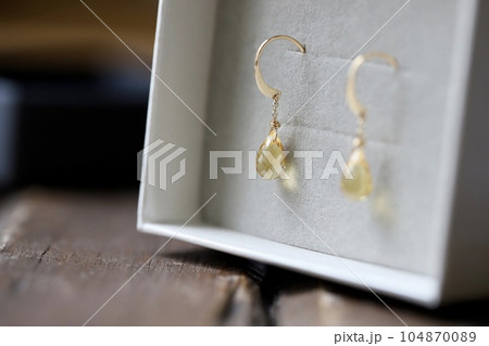 シトリンのゴールドフックピアス 天然石ジュエリー シトリンのゴールドフックピアス 天然石ジュエリー 104870089