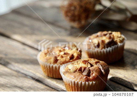 手作りのナッツたっぷり板チョコマフィン 104870107