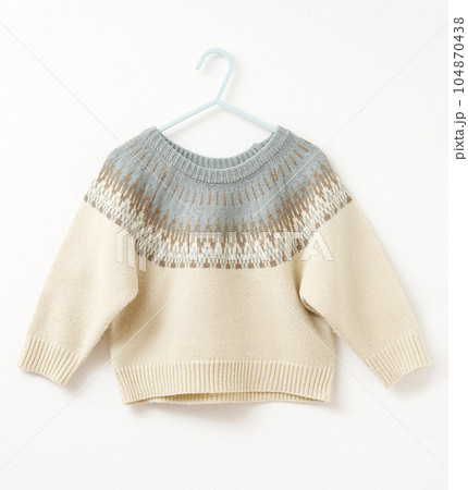 子供服のセーター 白背景 子供服のセーター 白背景 104870438