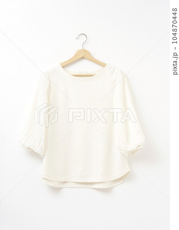 白色のカットソー レディース 白背景 白色のカットソー レディース 白背景 104870448