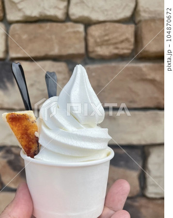 カタラーナ付のカップ入りバニラソフトクリーム 104870672