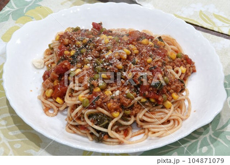 具だくさんのトマトソースパスタ 104871079