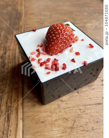 四角いケースのいちごカップケーキ　カップスイーツ 104871080