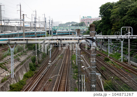 高架橋から望む東京都王子駅の線路 高架橋から望む東京都王子駅の線路 104871267