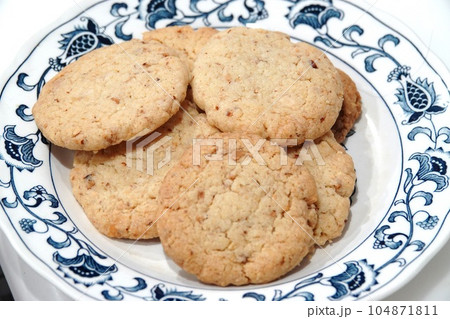 ホワイトチョコレートとアーモンドのクッキー ホワイトチョコレートとアーモンドのクッキー 104871811