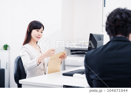 オフィスで事務作業をする女性社員 104871844
