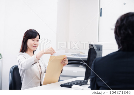 オフィスで事務作業をする女性社員 104871846