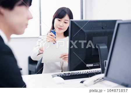 オフィスで事務作業をする女性社員 104871857