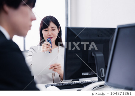 オフィスで事務作業をする女性社員 オフィスで事務作業をする女性社員 104871861