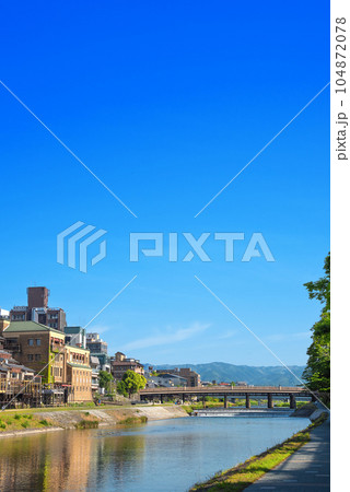 京都鴨川　三条大橋遠景 104872078