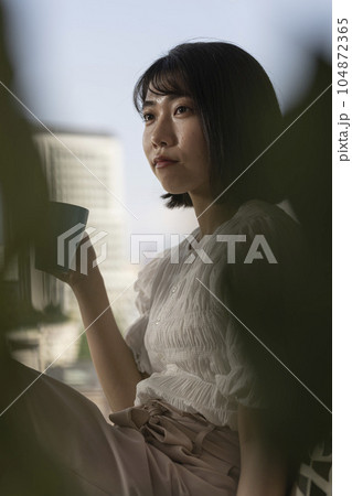 渋谷のマンションでリラックスしている女性 104872365