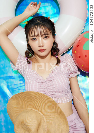 水着でリラックスする若い女性 104872532
