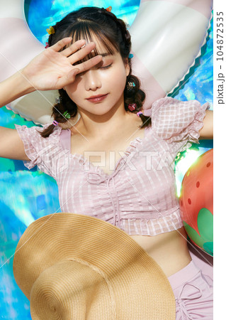 水着でリラックスする若い女性 104872535