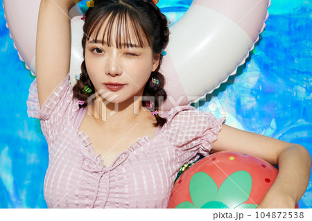 水着でリラックスする若い女性 水着でリラックスする若い女性 104872538
